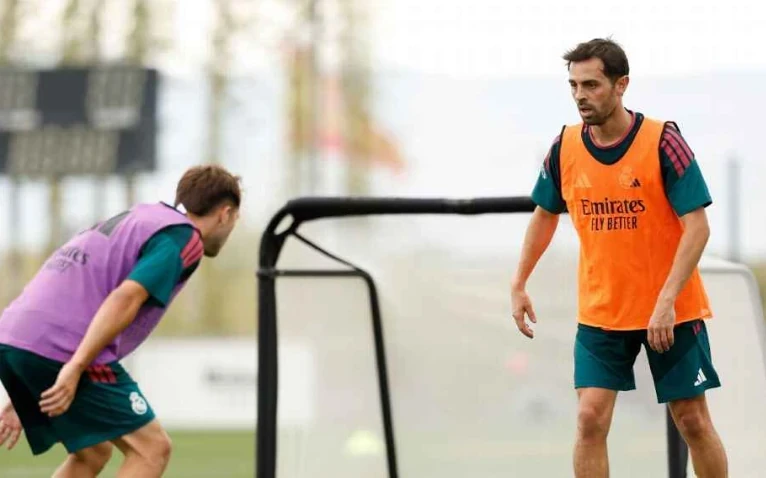 Silva treina com seus companheiros de equipe.