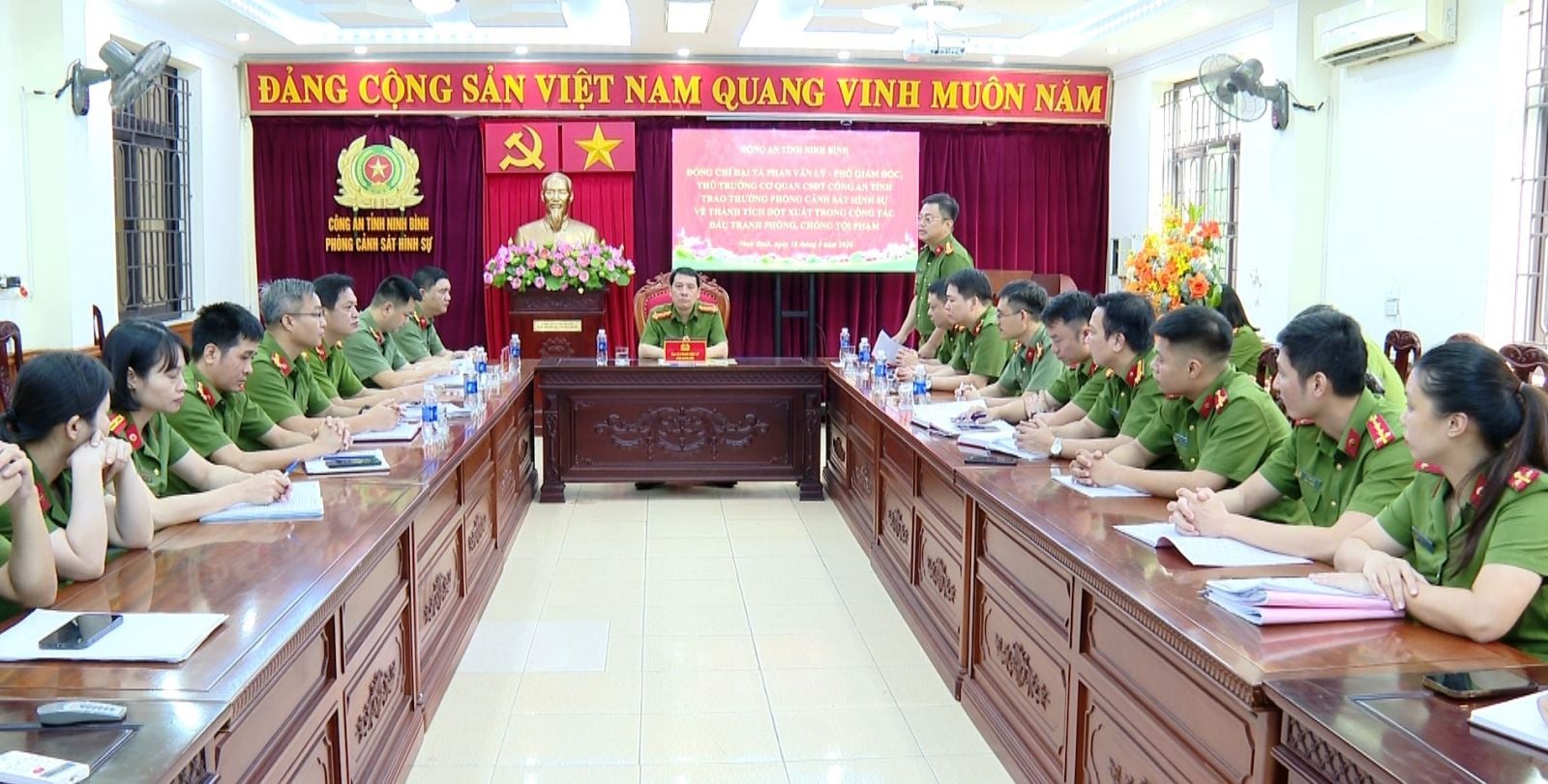 Kolonel Phan Van Ly Beri Penghargaan ke Departemen Kepolisian Kriminal atas Prestasi Gemilang