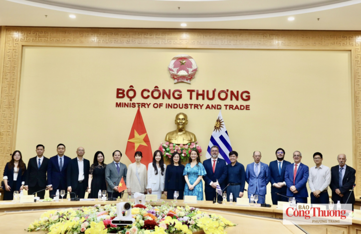 Delegados vietnamitas e uruguaios posam para uma foto de grupo na 4ª Sessão do Comitê Conjunto Vietnã-Uruguai sobre Cooperação Econômica, Comercial e de Investimentos.
