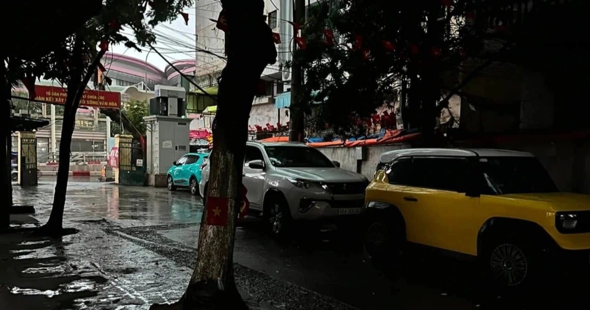 Een enorme schijf van donkere wolken bedekte de hemel, waardoor de avondlucht boven Hanoi om 7 uur n