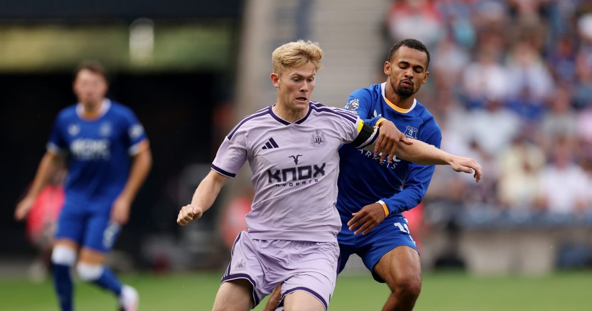 Manchester United heeft Lewis Hall op het oog voor de positie van linksback, nadat de transfer van C