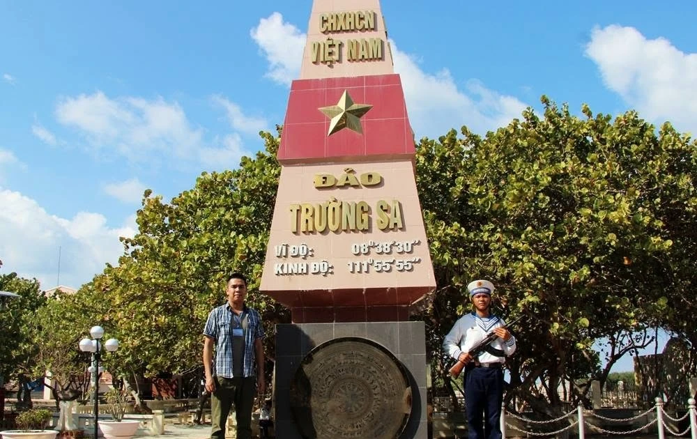 وسط بحر وسماء وطننا الشاسع