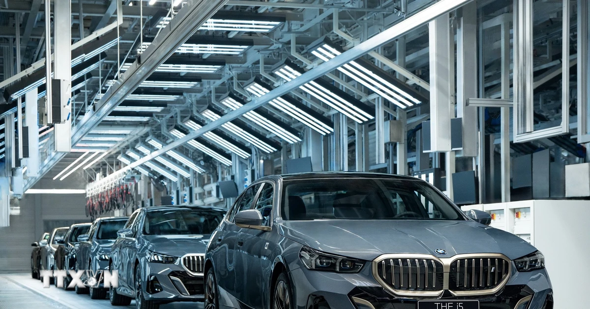 BMW on EMI:মাসে মাত্র ৪৪,৪৪৪ টাকার EMI-তে নতুন BMW! ভারতে সদ্য লঞ্চ হওয়া BMW X1 LWB -র দাম ও ফিচার দেখে নিন