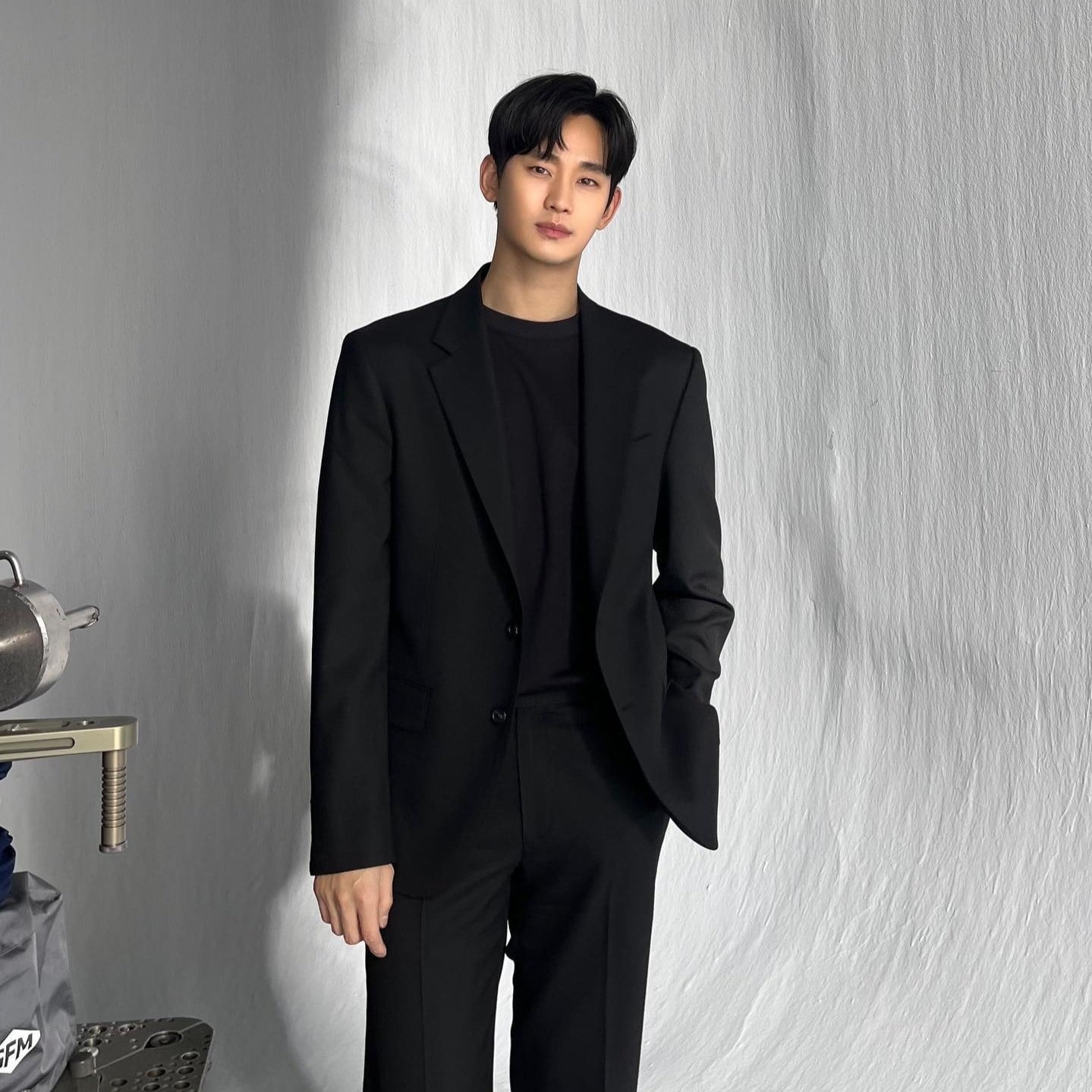 Actor Kim Soo Hyun, known for his role as "Queen of Tears," looks thin and gaunt.