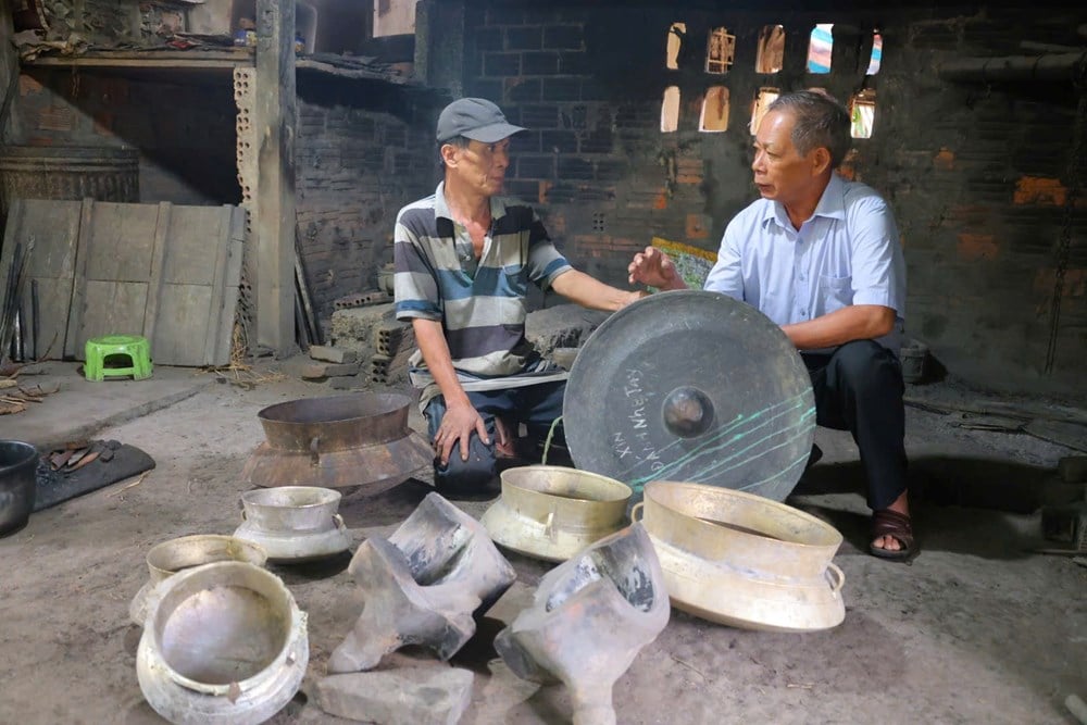 Dans le village de fonderie de bronze de Chu Tuong, qui perpétue encore la tradition ? - photo 1