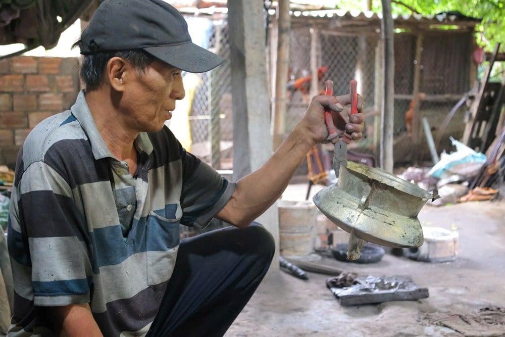Dans le village de fonderie de bronze de Chu Tuong, qui entretient encore la tradition ? - photo 3