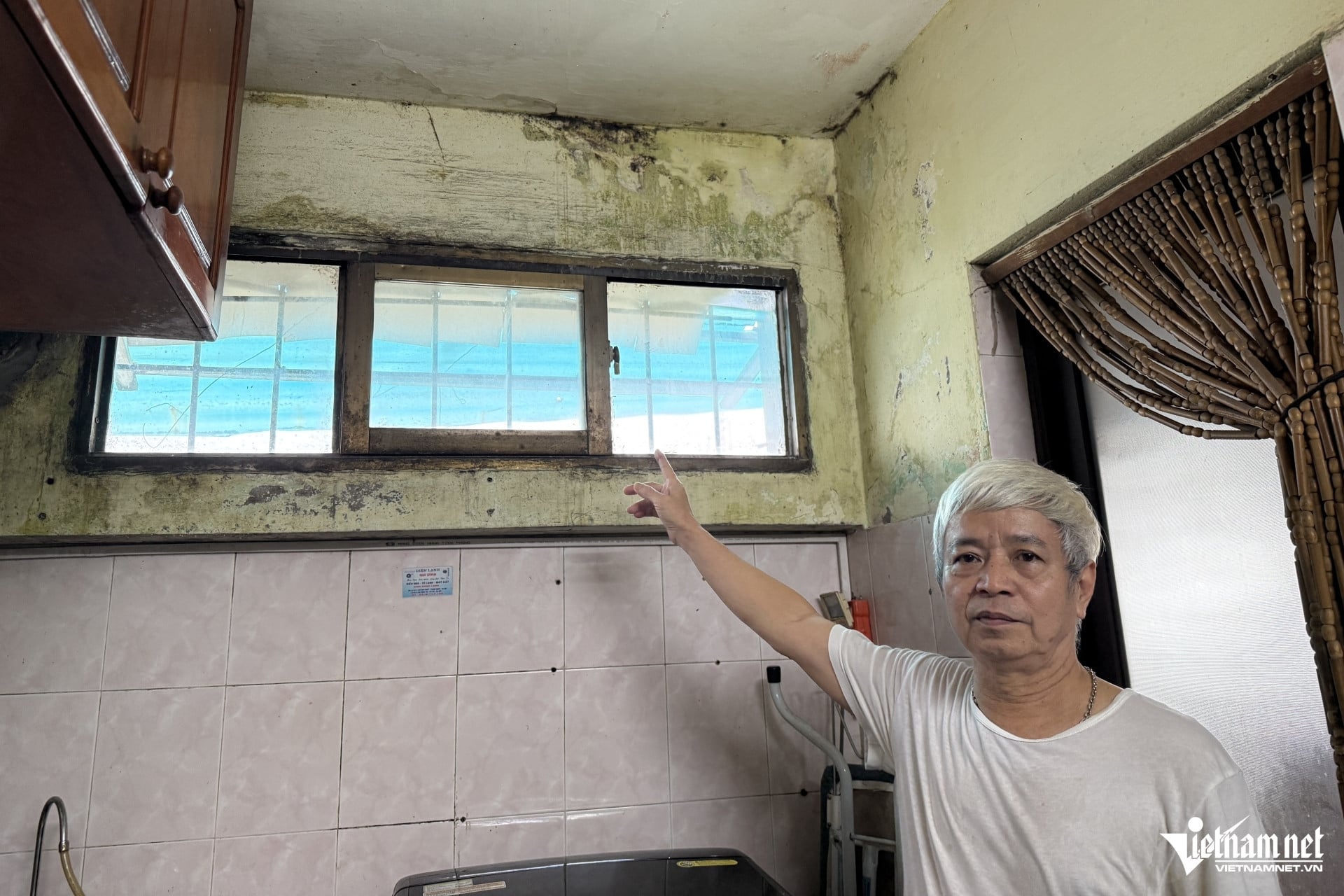 ハノイでは老朽化したアパートの改修準備が進められている。住民たちは荷物をまとめ、退去できる日を心待ちにしている。