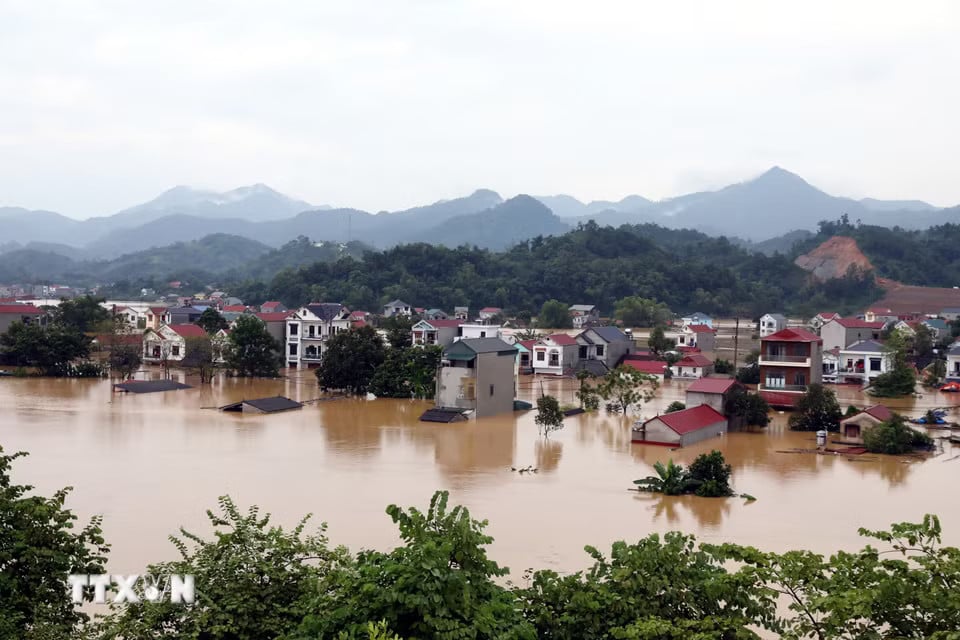 Quang cảnh một khu dân cư tại xã Tràng Định, tỉnh Lạng Sơn, bị nước lũ bao quanh. (Ảnh: Văn Đạt/TTXVN)