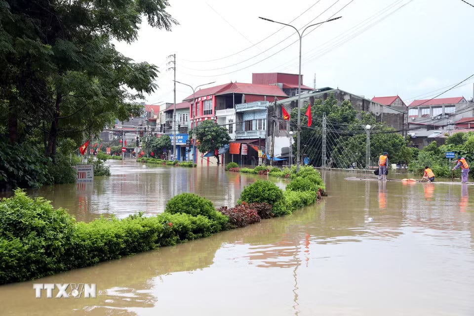 Nước lũ trên các sông dâng cao, trong 3 năm gần đây, Quốc lộ 4A - tuyến huyết mạch từ trung tâm tỉnh Lạng Sơn đi tỉnh Cao Bằng đoạn qua địa bàn xã Thất Khê năm nào cũng bị ngập sâu. (Ảnh: Văn Đạt/TTXVN)