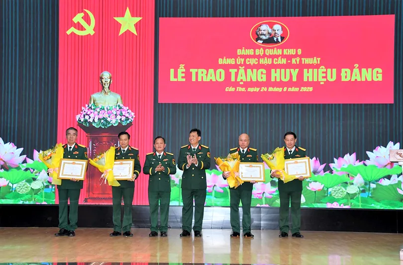 The Party Committee of the Logistics and Technical Department of Military Region 9 awarded the 30-year and 35-year Party membership badges. - Vietnam.vn