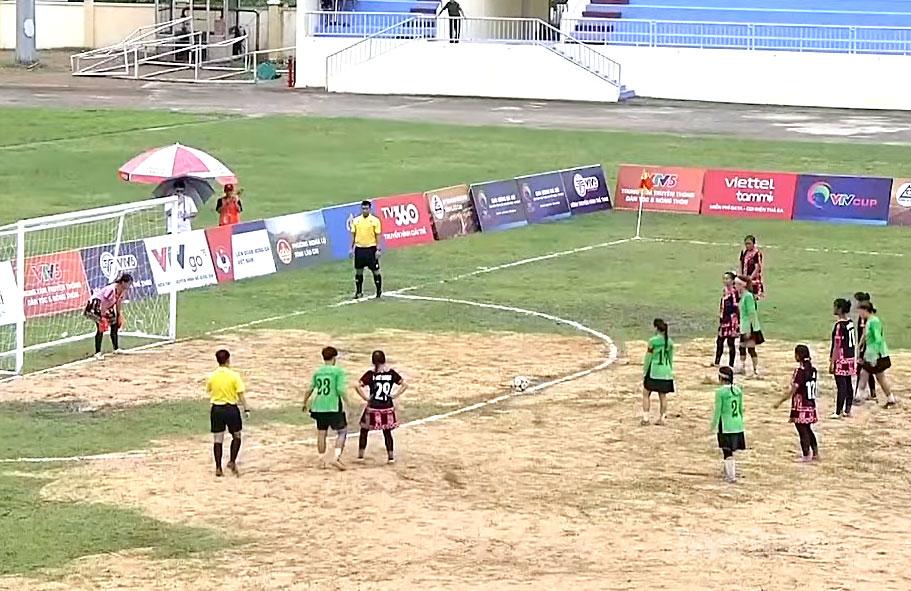 ทีมฟุตบอลหญิงลัมบิ่ญเอาชนะทีมเมืองปอนไปอย่างขาดลอย 5-0 ผ่านเข้ารอบก่อนรองชนะเลิศได้สำเร็จ