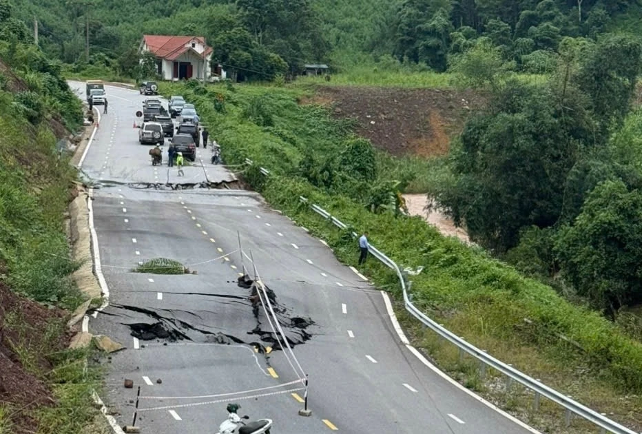Beberapa ruas jalan masih sebagian terputus.