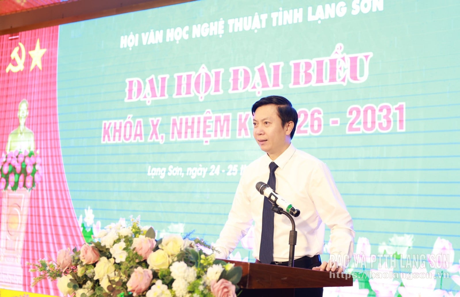 Ο σύντροφος Nguyen Hoang Tung, Μέλος της Μόνιμης Επιτροπής της Επαρχιακής Επιτροπής του Κόμματος, Γραμματέας της Επιτροπής του Κόμματος και Μόνιμος Αντιπρόεδρος της Επιτροπής Επαρχιακού Πατριδιακού Μετώπου του Βιετνάμ, εκφώνησε μια ομιλία στο συνέδριο.