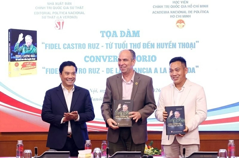Ông Nguyễn Thái Bình, Phó Giám đốc - Phó Tổng Biên tập Nhà xuất bản Chính trị quốc gia Sự thật tặng phiên bản sách đặc biệt cho Đại sứ Cuba tại Việt Nam  Rogelio Polanco Fuentes và Nhà báo Vương Xuân Nguyên, tác giả cuốn sách “Fidel Castro Ruz - Cuba trong trái tim nhân dân Việt Nam” tại Toạ đàm “Fidel Castro Ruz: Từ tuổi thơ đến huyền thoại”.