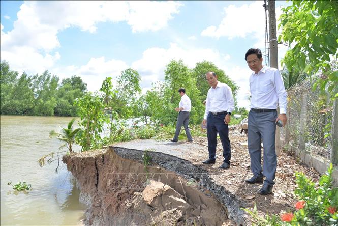 Terapkan solusi mendesak untuk menanggapi erosi tepian sungai dan daratan.