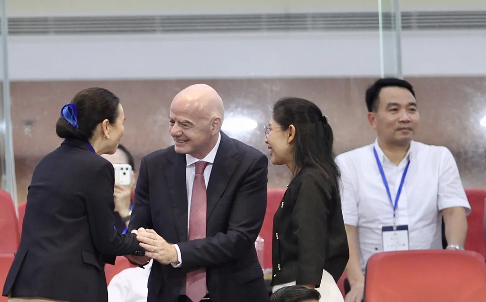 ท่ามกลางความวุ่นวาย ประธานฟีฟ่า จานนี อินฟานติโน ปฏิเสธที่จะยอมถอย