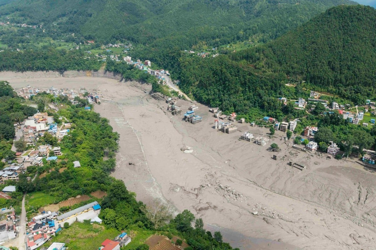 au-n-pal-les-crues-soudaines-ont-fait-157-morts-et-des-centaines-de