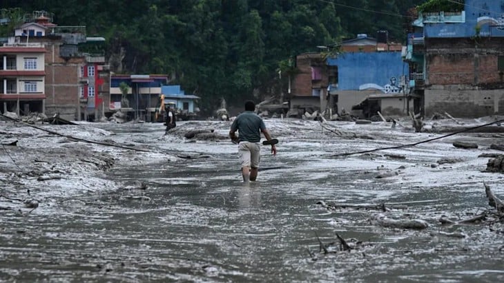 More than 160 people have died and hundreds are missing due to flash floods  on the Nepal-China border.