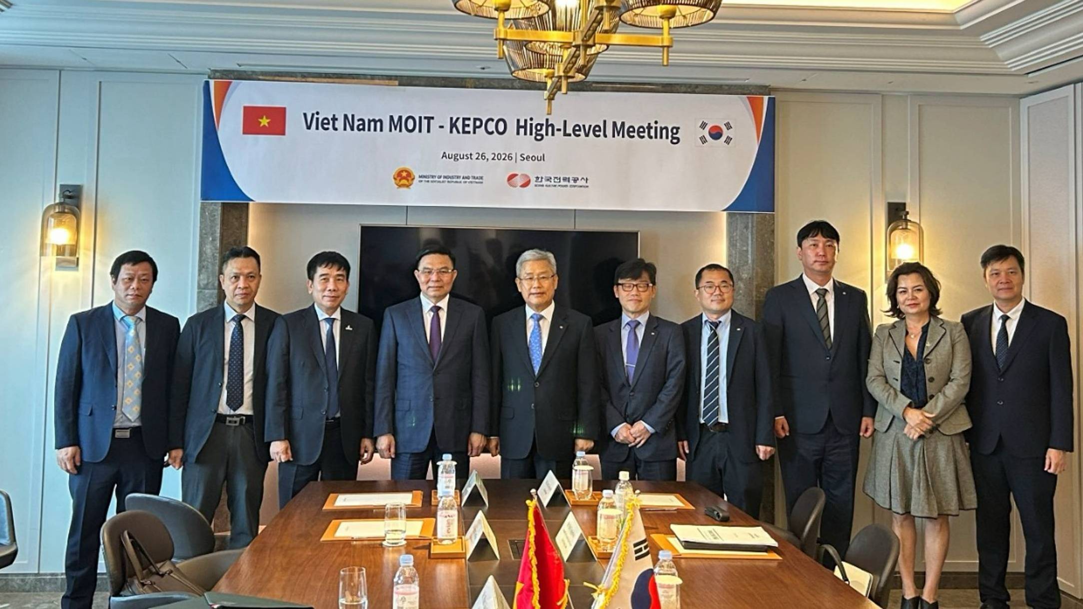 Minister Le Manh Hung had een werkoverleg met leiders van grote Zuid-Koreaanse energiebedrijven.