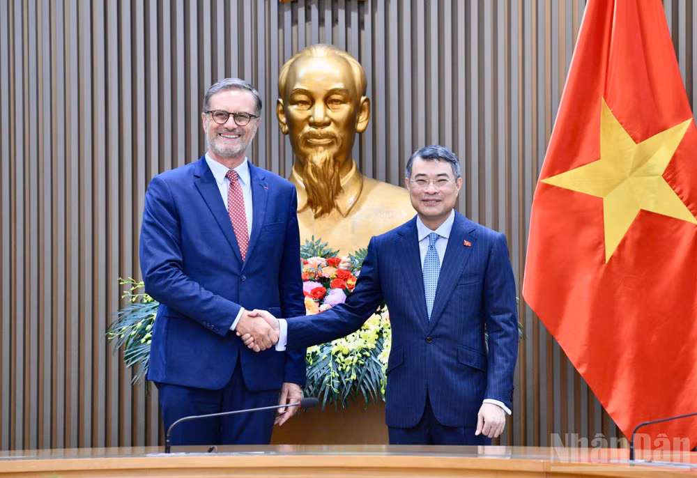Um eine stärkere, substanziellere und nachhaltigere Zusammenarbeit zwischen Vietnam und Frankreich zu fördern. Thủ tướng Chính phủ Lê Minh Hưng và Đại sứ Cộng hòa Pháp tại Việt Nam Olivier Brochet. (Ảnh: THANH GIANG)