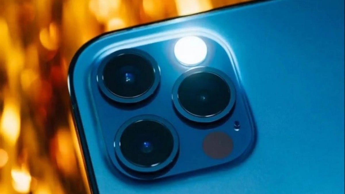 4 quick ways to turn on the flashlight on your iPhone without opening the app.
