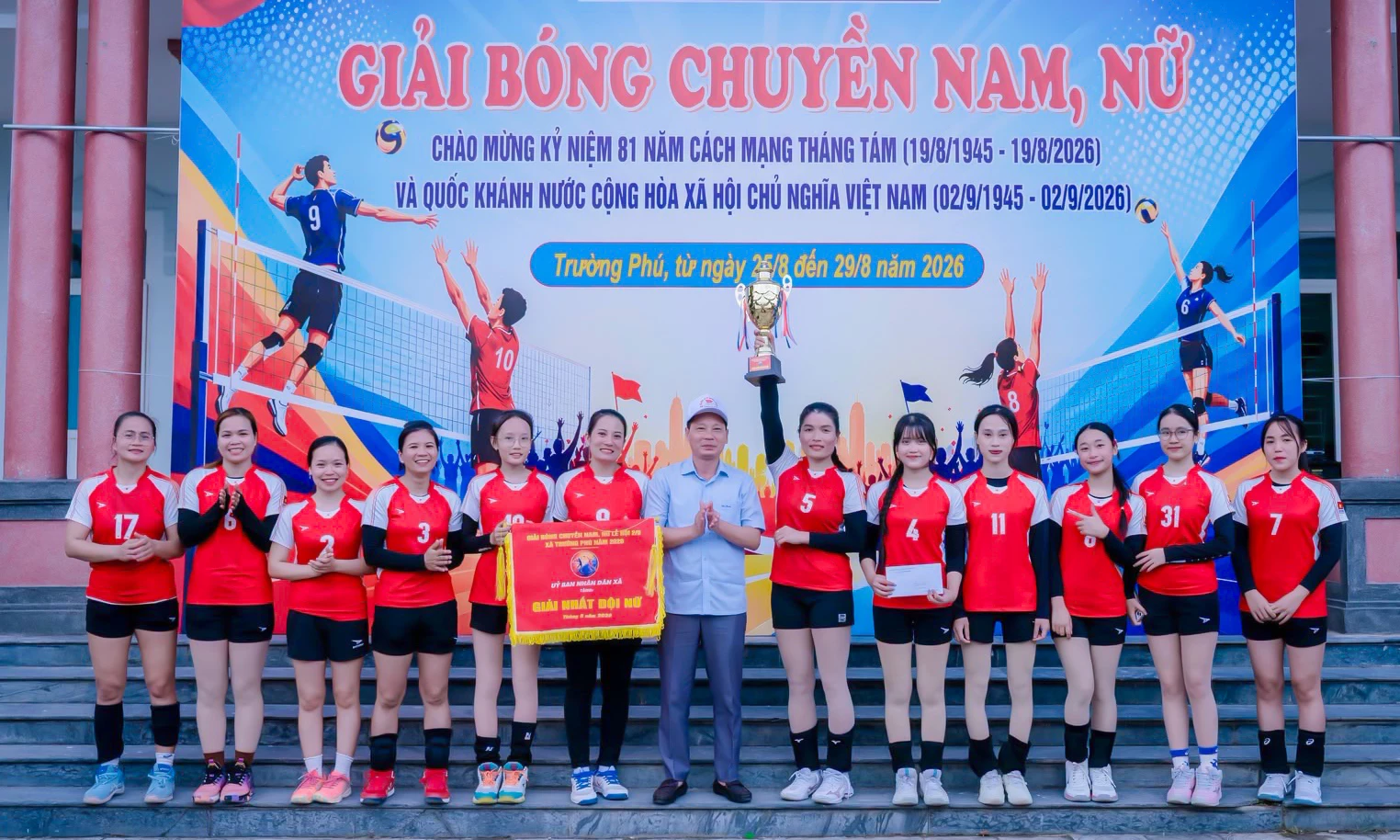 Comitetul de organizare a acordat premiul întâi pentru echipa feminină echipei Truong Thuy - Foto: N.H.