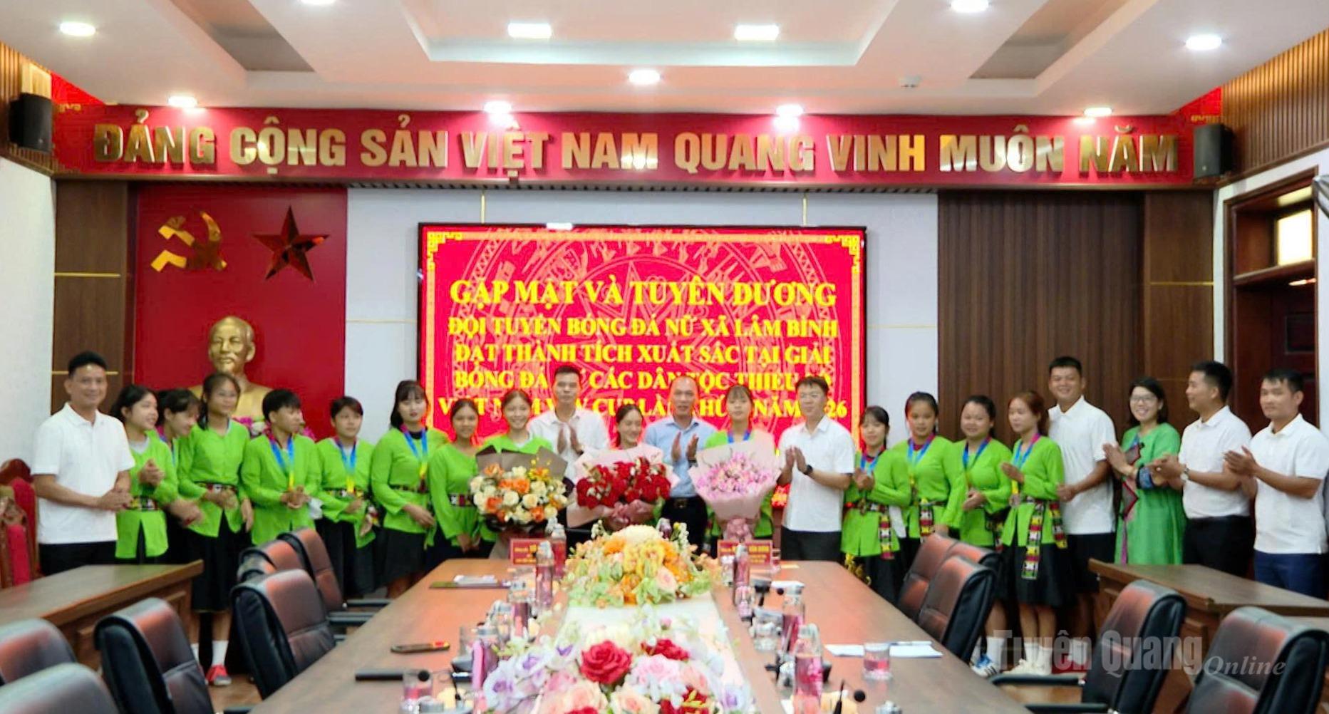 ตวนกวาง มอบรางวัลให้แก่ทีมฟุตบอลหญิงตำบลลัมบิ่ญ สำหรับความสำเร็จในการแข่งขันวีทีวีคัพ 2026