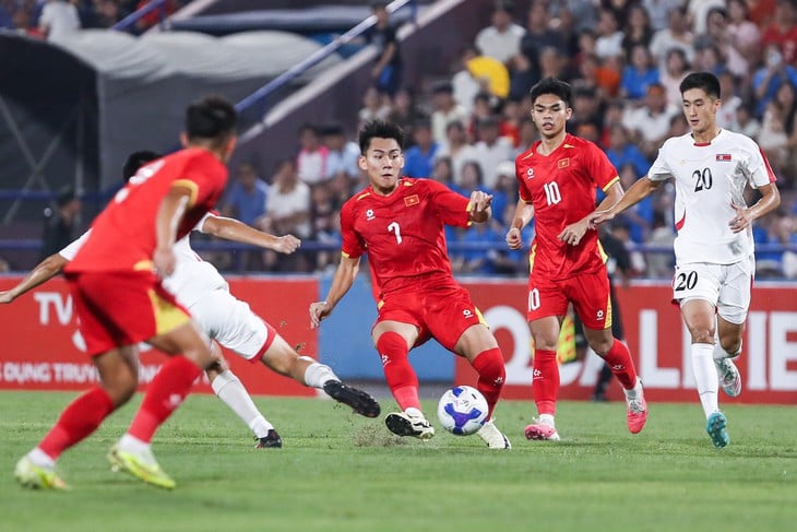 Kịch bản để U20 Việt Nam vượt qua vòng loại châu Á sau trận thua đậm Triều Tiên 3 Striker Nguyen Le Phat leaves the Vietnam U20 team after the loss to North Korea U20.