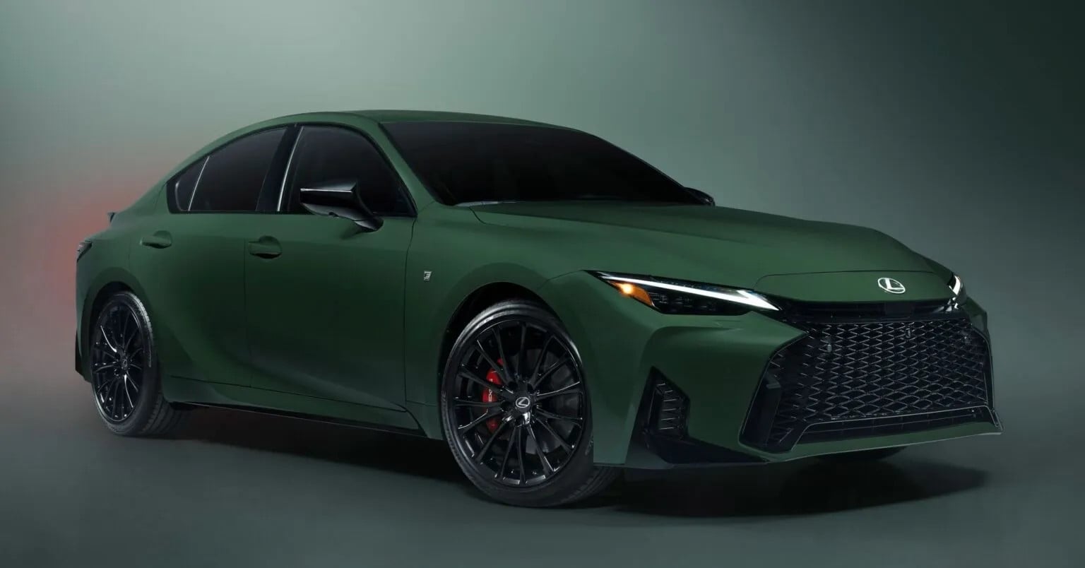 レクサスは、限定350台のグリーンカラーのV6セダンを発売した。