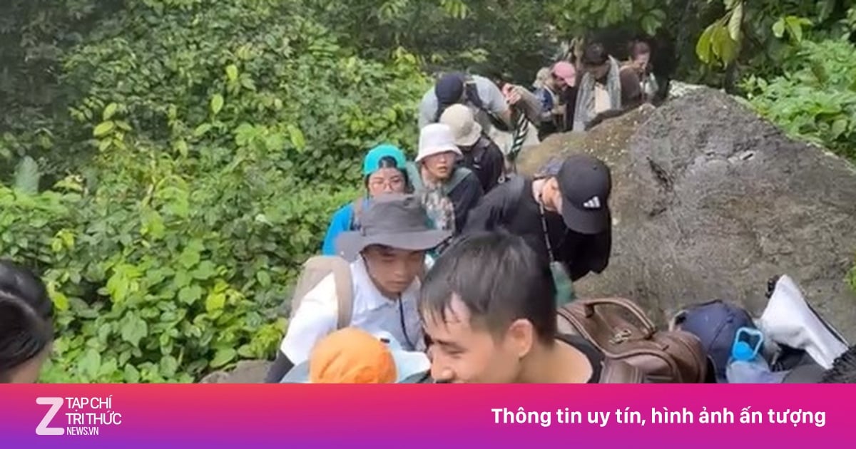 Duizenden mensen stonden in de rij om de berg Ba Den te beklimmen.