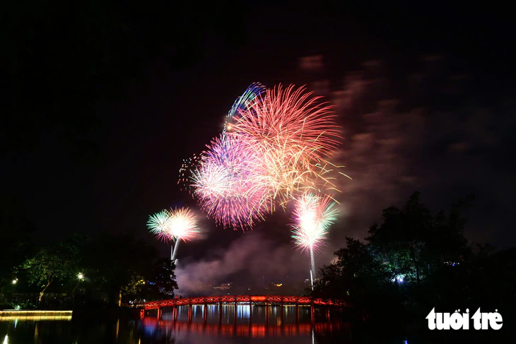 O espetáculo de fogos de artifício do Dia Nacional de 2026 ilumina brilhantemente os céus sobre Hanói e Cidade de Ho Chi Minh - Foto 1.