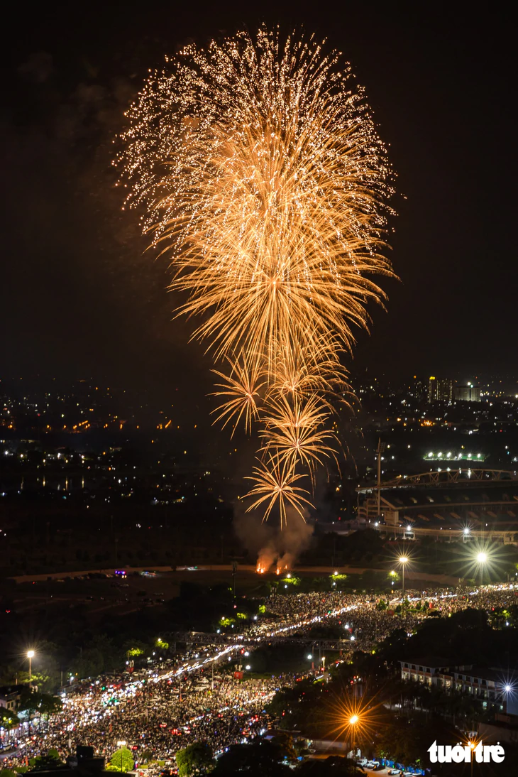 O espetáculo de fogos de artifício do Dia Nacional de 2026 ilumina brilhantemente os céus sobre Hanói e Cidade de Ho Chi Minh - Foto 1.