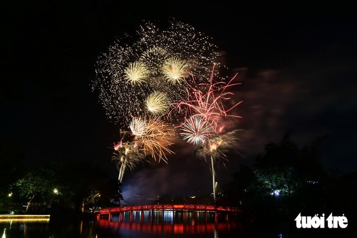 O espetáculo de fogos de artifício do Dia Nacional de 2026 ilumina brilhantemente os céus sobre Hanói e Cidade de Ho Chi Minh - Foto 2.