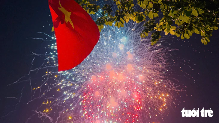 O espetáculo de fogos de artifício do Dia Nacional de 2026 ilumina brilhantemente os céus sobre Hanói e Cidade de Ho Chi Minh - Foto 6.