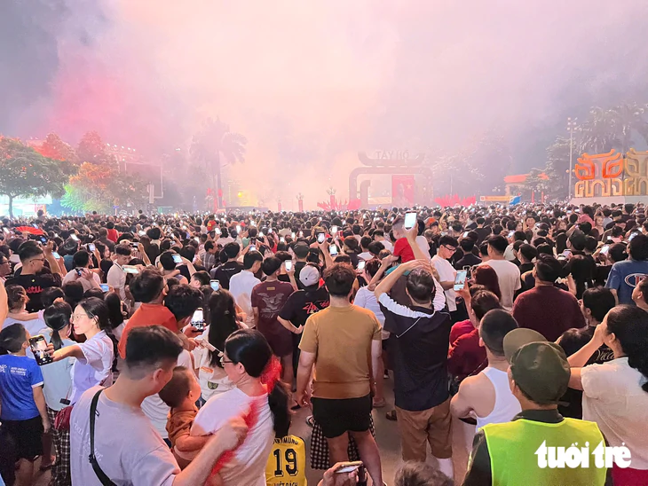 O espetáculo de fogos de artifício do Dia Nacional de 2026 ilumina brilhantemente os céus sobre Hanói e Cidade de Ho Chi Minh - Foto 7.