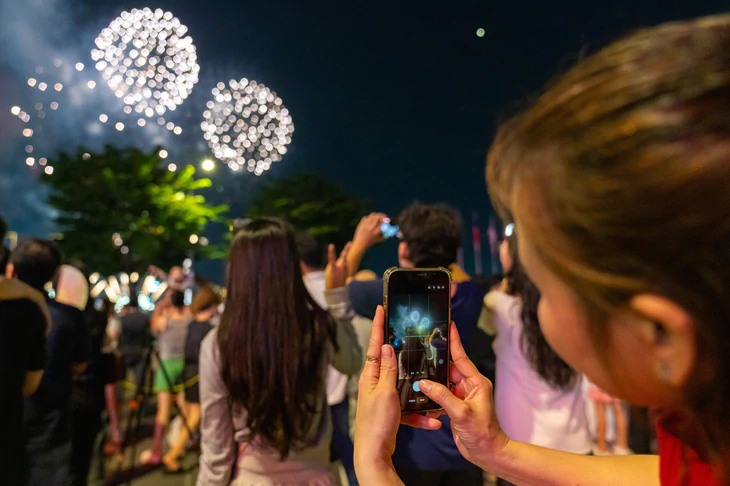 O espetáculo de fogos de artifício do Dia Nacional de 2026 ilumina brilhantemente os céus sobre Hanói e Cidade de Ho Chi Minh - Foto 15.