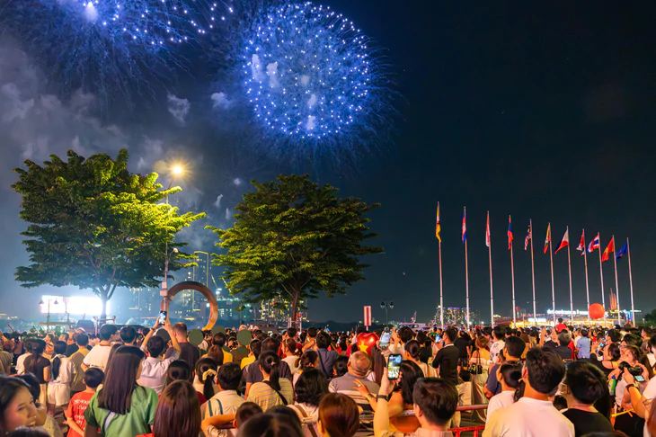 O espetáculo de fogos de artifício do Dia Nacional de 2026 ilumina brilhantemente os céus sobre Hanói e Cidade de Ho Chi Minh - Foto 17.