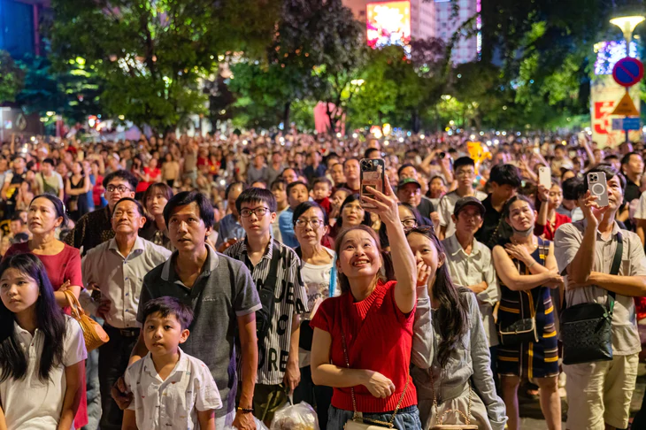 O espetáculo de fogos de artifício do Dia Nacional de 2026 ilumina brilhantemente os céus sobre Hanói e Cidade de Ho Chi Minh - Foto 18.