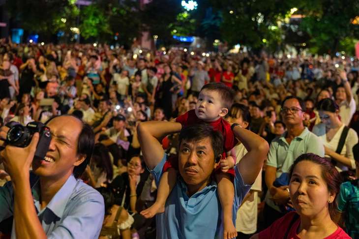 Os fogos de artifício do Dia Nacional de 2026 iluminam brilhantemente os céus sobre Hanói e Cidade de Ho Chi Minh - Foto 19.
