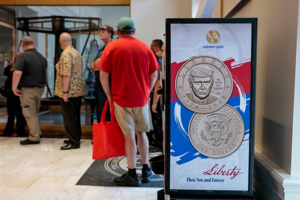 トランプ大統領の肖像が描かれた1ドル硬貨が飛ぶように売れている。
