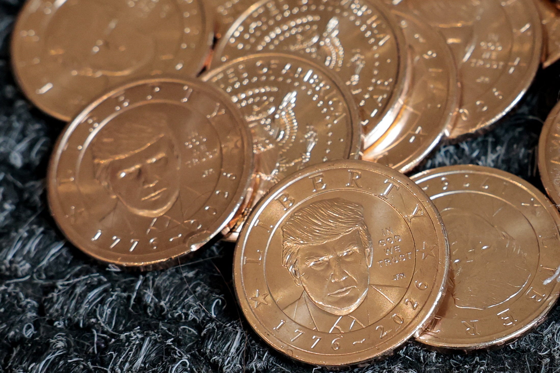 トランプ大統領の肖像が描かれた1ドル硬貨が飛ぶように売れている。