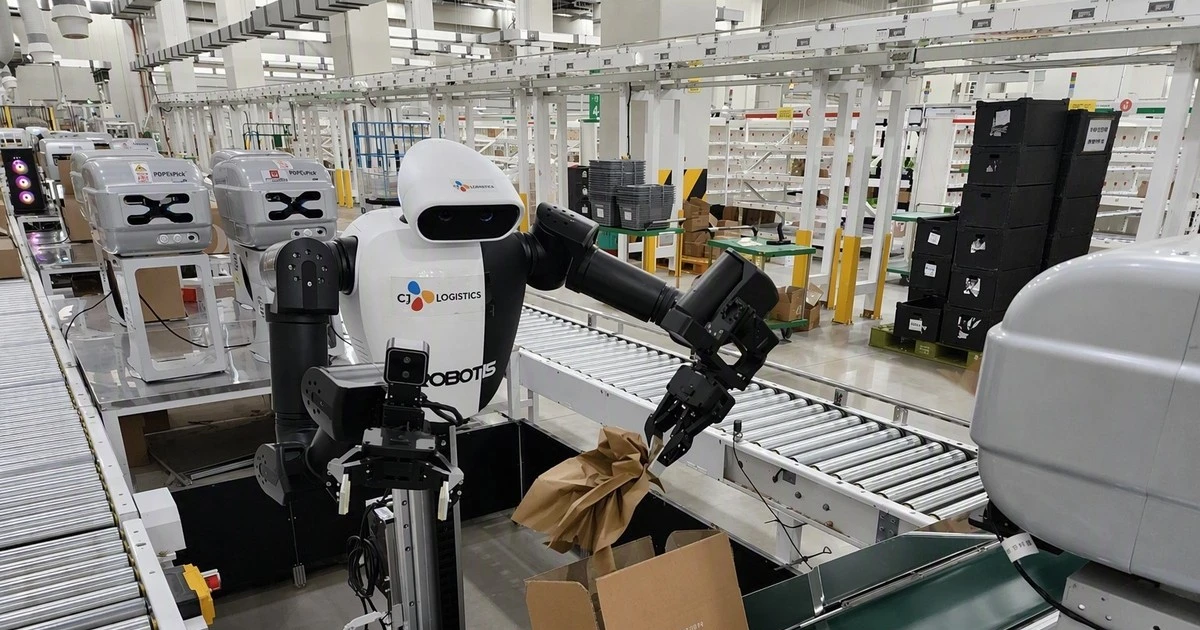 The first humanoid robot in the logistics industry.
