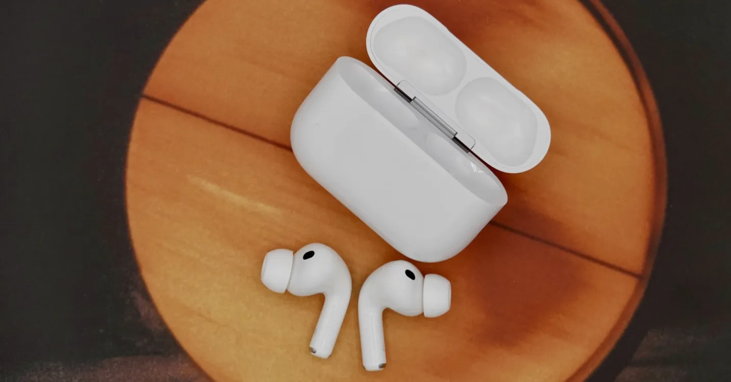AirPods 5 जल्द ही आने वाले हैं, लेकिन यह बात Apple यूजर्स को चौंका देगी।