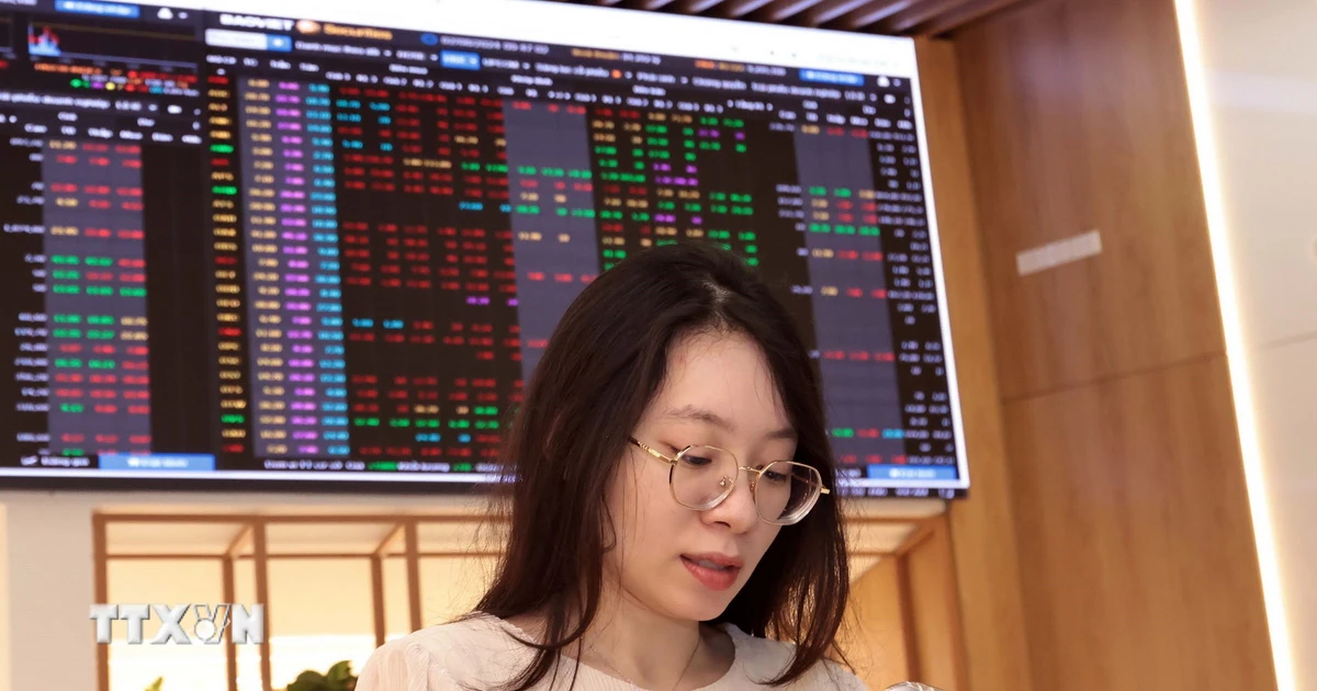 VN-Index naik lebih dari 25 poin berkat saham-saham properti unggulan.