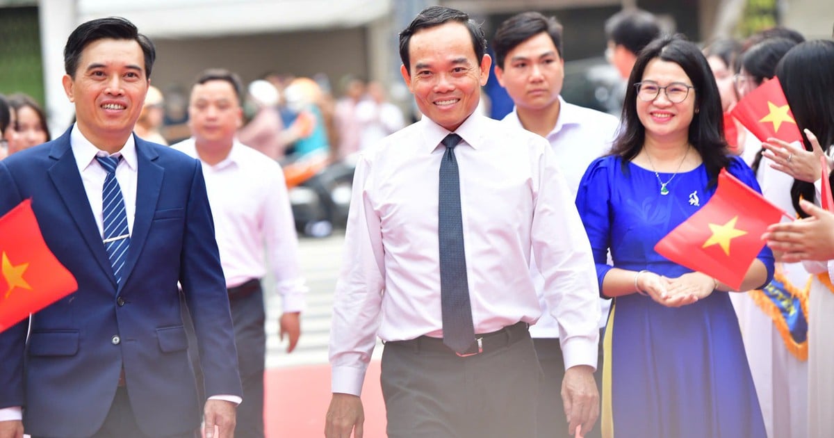 Sekretaris Partai Tran Luu Quang dan Ketua Nguyen Van Duoc menghadiri upacara pembukaan di SMA Tran Khai Nguyen.