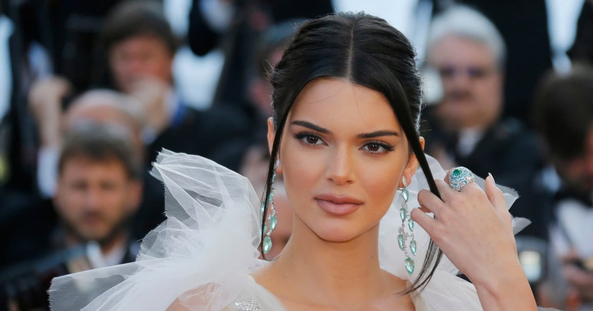 Η Kendall Jenner κάνει το ντεμπούτο της στην υποκριτική μετά από σχεδόν δύο δεκαετίες φήμης.