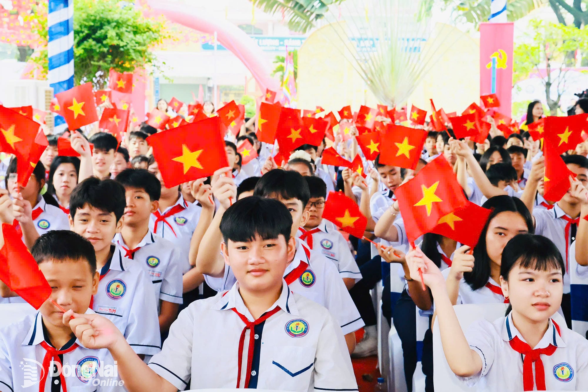 Wakil Perdana Menteri Nguyen Van Thang dan Sekretaris Komite Partai Kota Dong Nai Vu Hong Van menghadiri upacara pembukaan bersama para guru dan siswa Sekolah Menengah Hung Vuong.