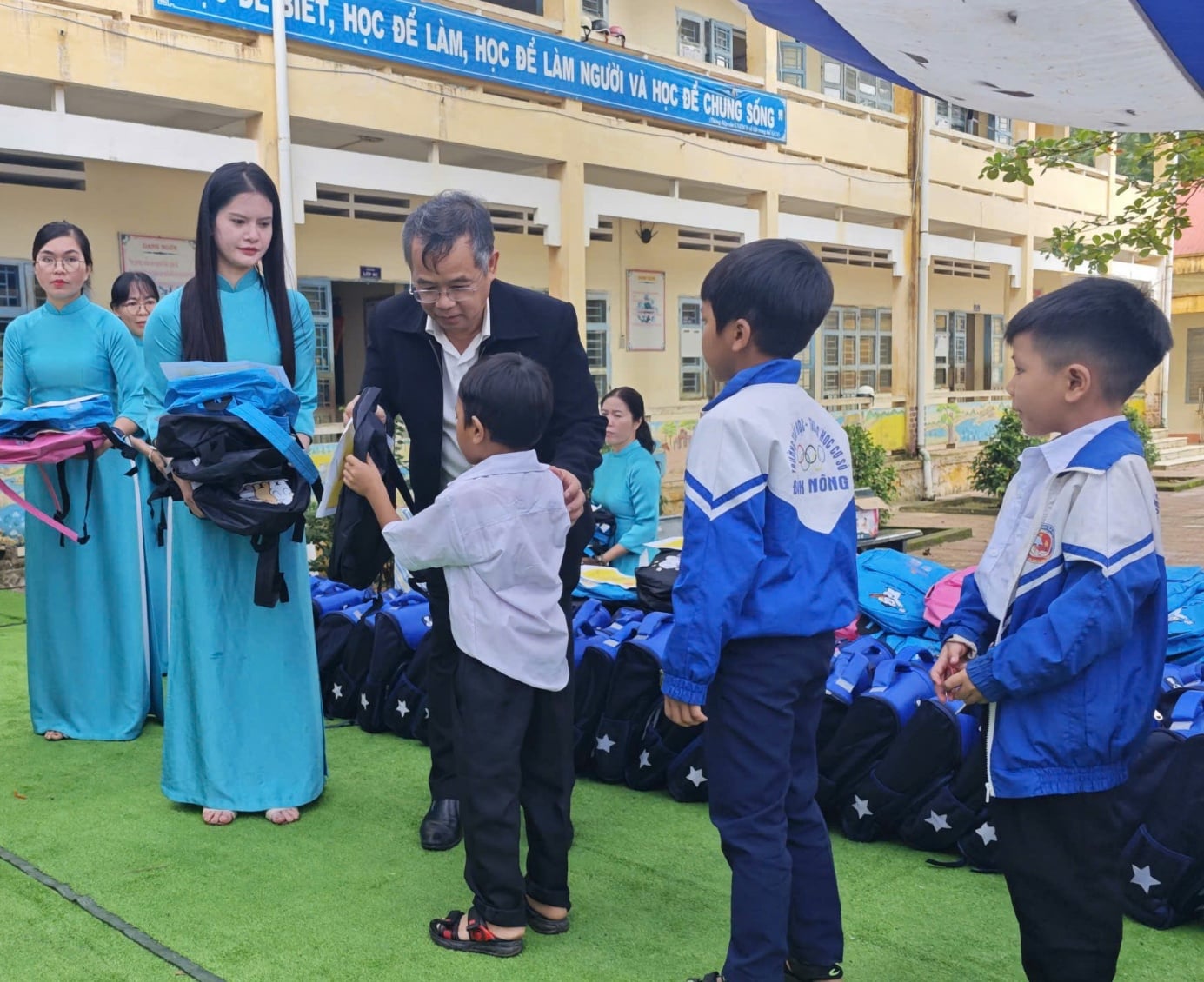 Hartverwarmende openingsceremonie in Duc Nong: het departement Industrie en Handel van Quang Ngai be