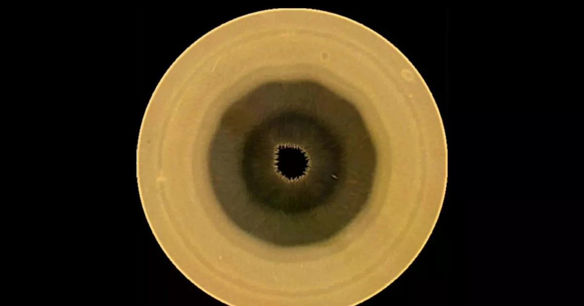 Hubble descoperă un decagon straniu la polul sud al lui Saturn.