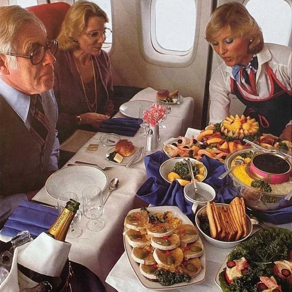 60年以上前、飛行機で旅行する乗客は、まるでパーティーに出席するかの